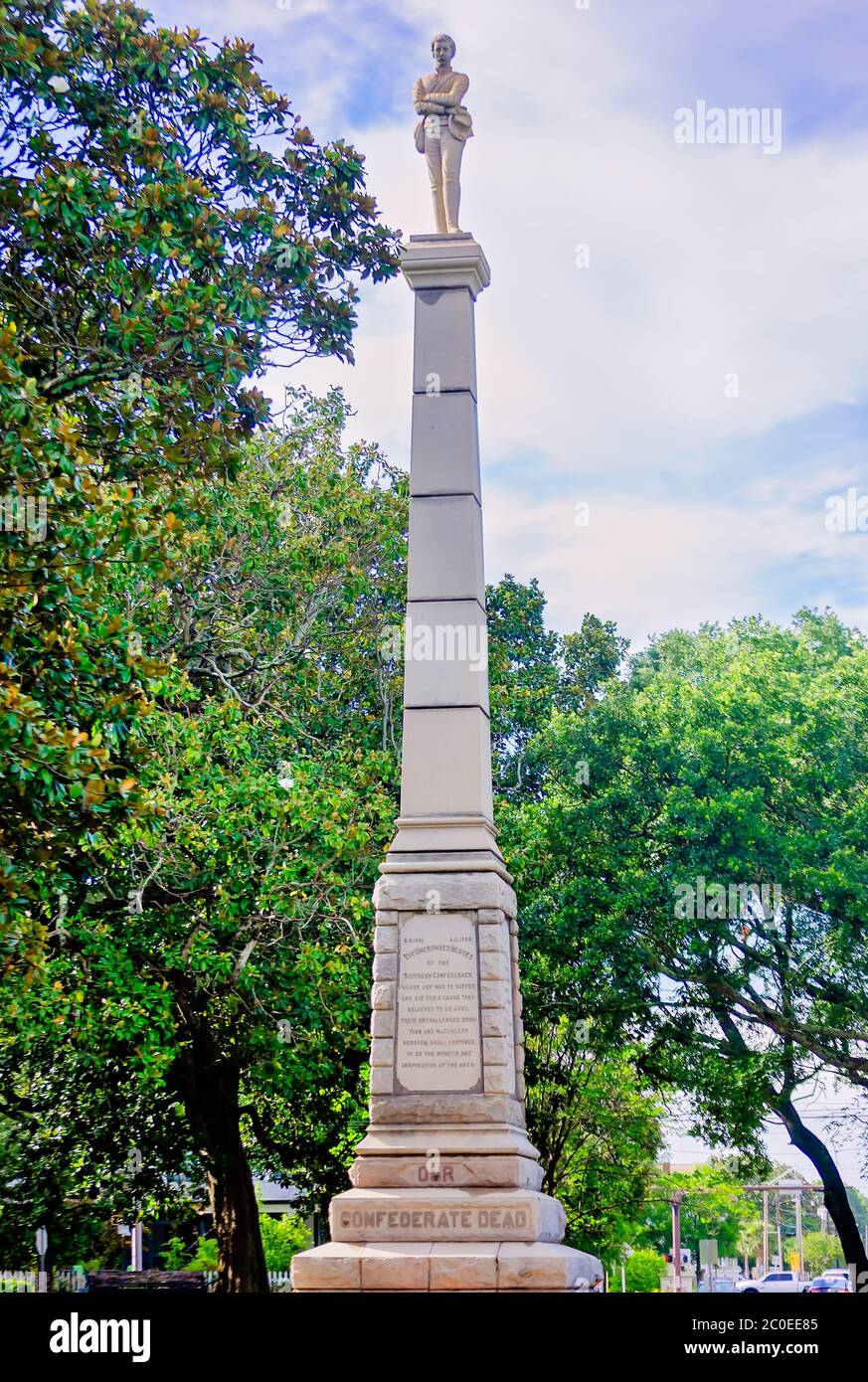Un monument confédéré se dresse à Lee Square, le 10 juin 2020, à Pensacola, en Floride. La ville discute de se retirer après les manifestations de la vie noire. Banque D'Images
