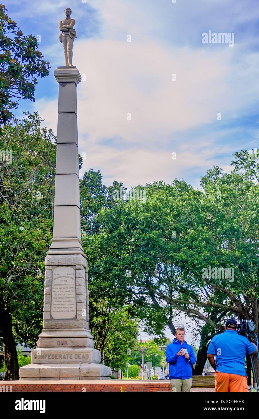 Un présentatrice de nouvelles et un vidéaste enregistrent une émission du site d'un monument confédéré à Lee Square, le 10 juin 2020, à Pensacola, en Floride. Banque D'Images