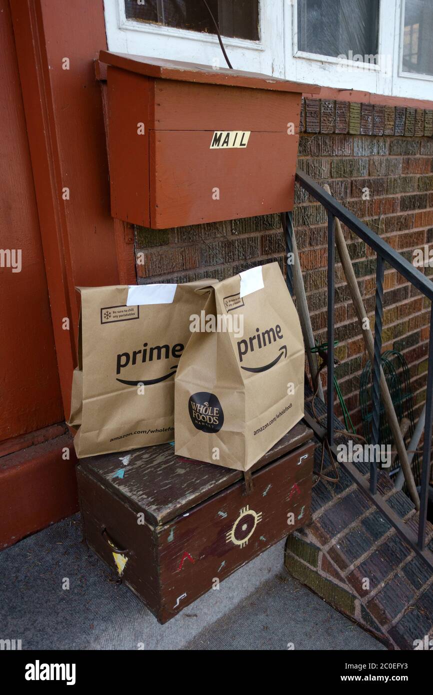 Livraison de produits alimentaires provenant de Whole Foods et de la porte d'entrée principale pour les adultes âgés vulnérables du virus pandémique Covid-19. . St Paul Minnesota MN États-Unis Banque D'Images