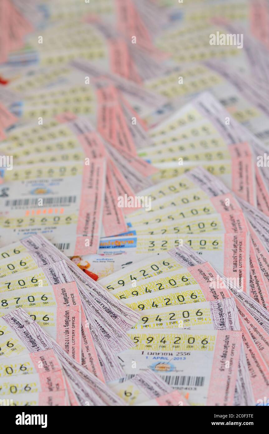 Billets de loterie thaïlandais vendus aux guichets de billets de loterie à Bangkok. Banque D'Images