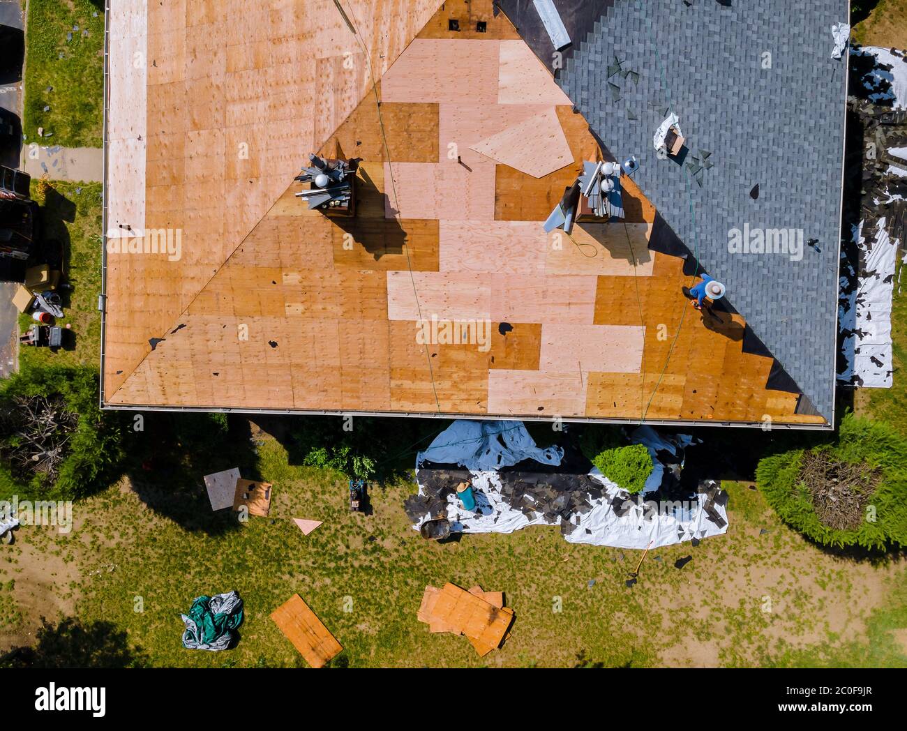 Suppression de l'ancien remplacement de toit avec de nouveaux bardeaux d'un immeuble d'appartements Banque D'Images