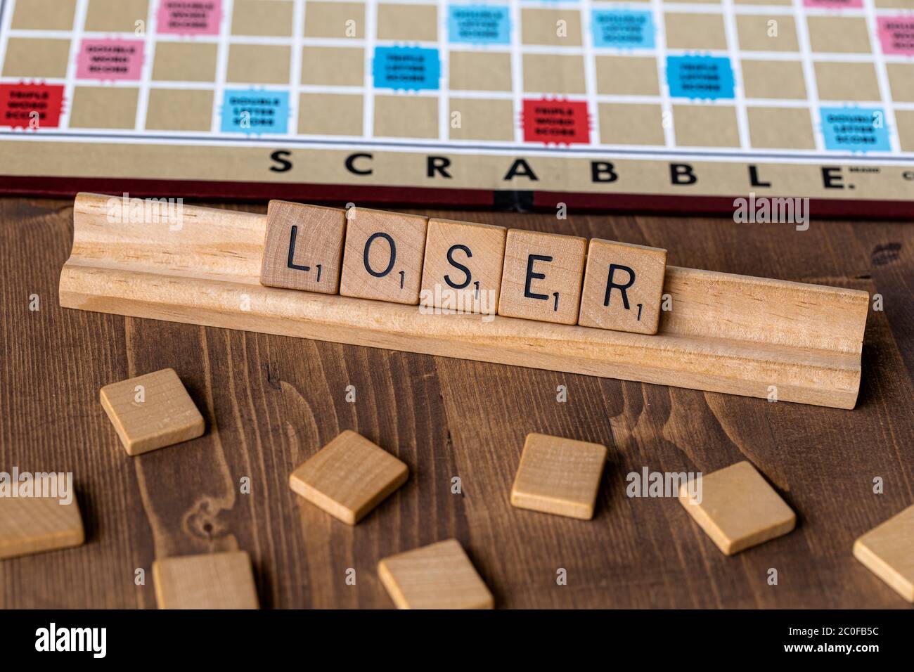 Jeu de société Scrabble avec l'orthographe de la mosaïque scrabble « loser » sur le plateau de table Banque D'Images