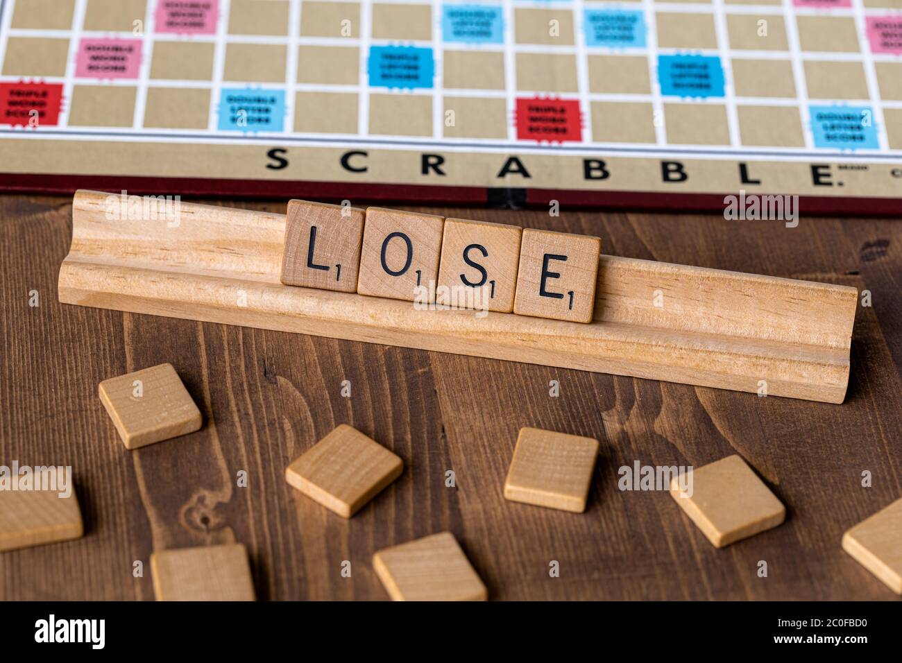 Jeu de société Scrabble avec l'orthographe de la mosaïque scrabble « perdre » sur le plateau de table Banque D'Images