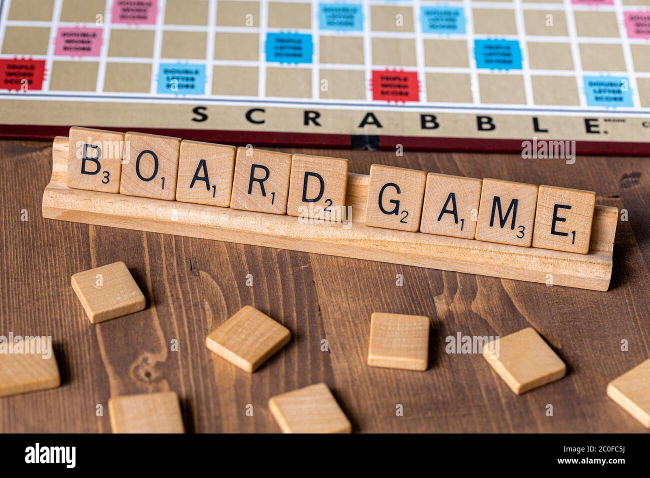 Jeu de société Scrabble avec l'orthographe scrabble en mosaïque 'jeu de société' sur le plateau de table Banque D'Images