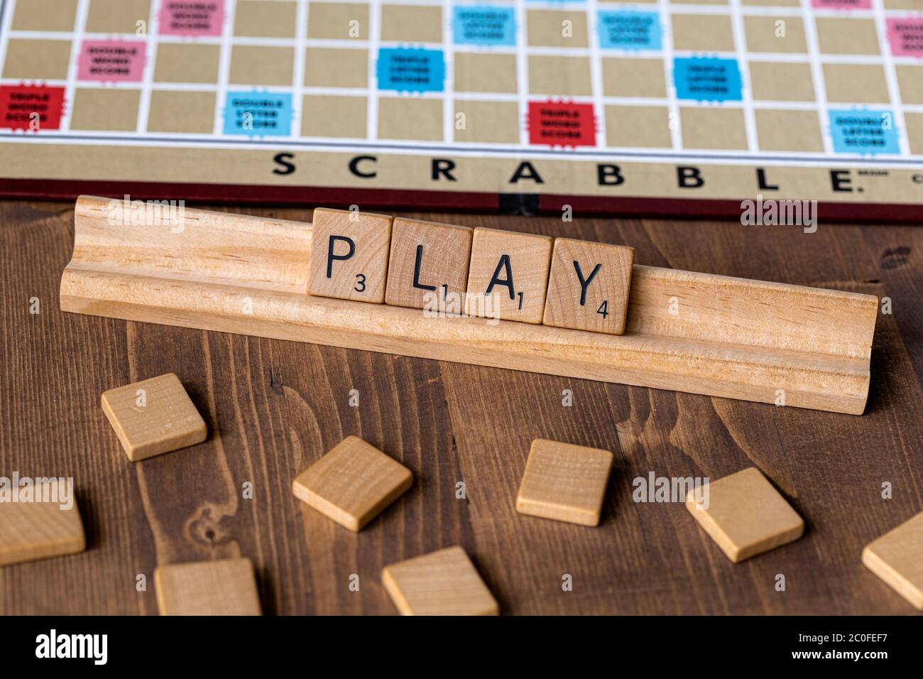 Jeu de société Scrabble avec l'orthographe scrabble en mosaïque 'Play' sur le plateau de table Banque D'Images