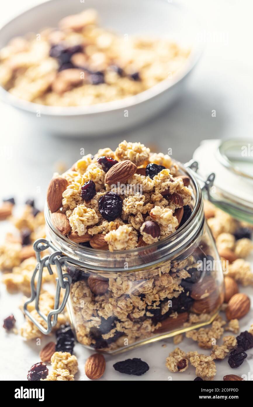 Pot de muesli avec noix, amandes, raisins et fruits secs - gros plan Banque D'Images