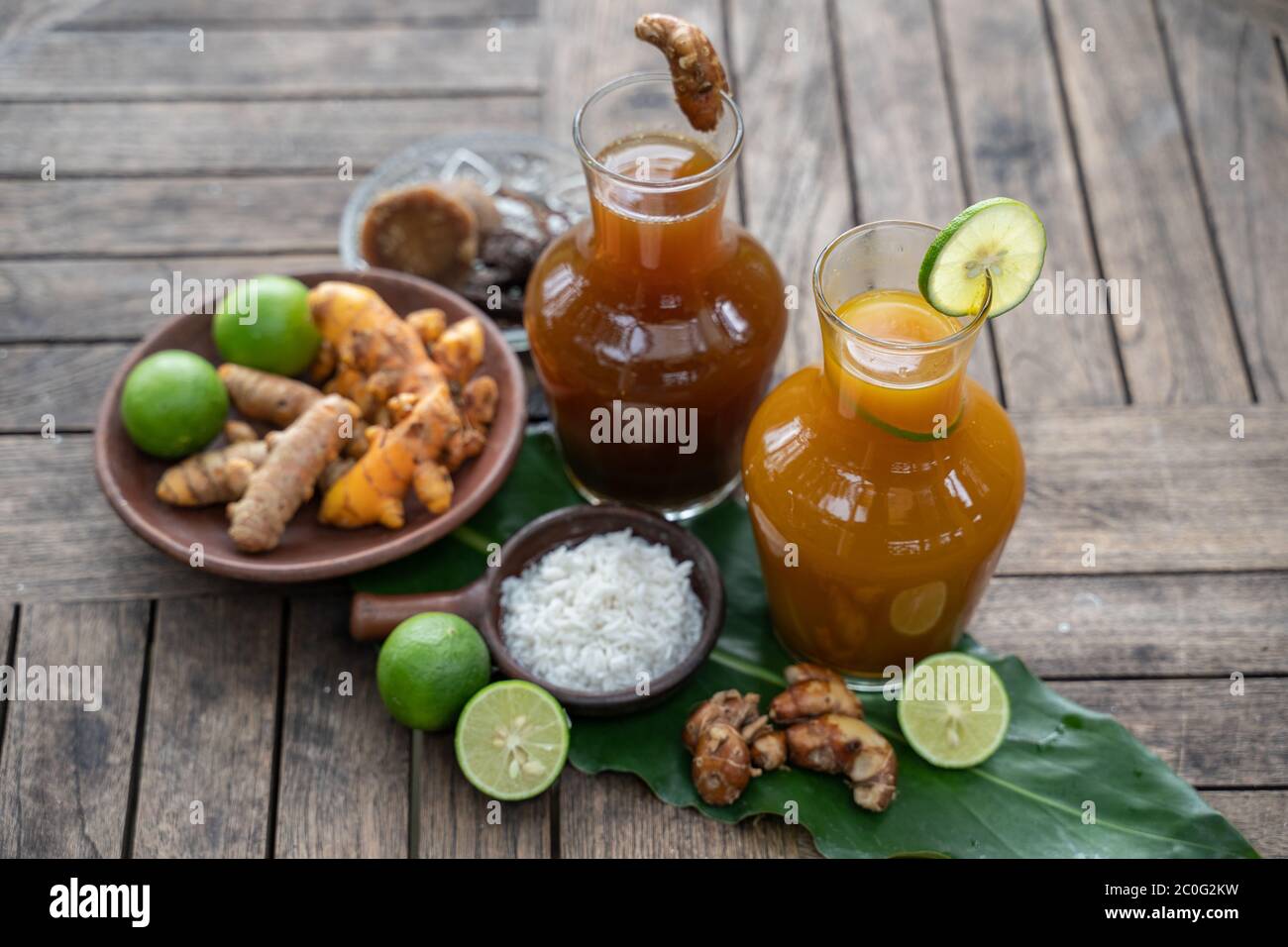 Les boissons médicinales traditionnelles javanaises à base de plantes médicinales sont faites à partir de plantes à rhizomes de l'Indonésie Banque D'Images