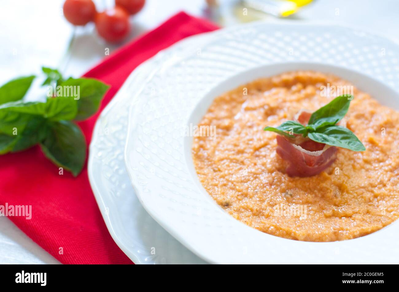 Soupe de tomate avec du pain , ail , huile , sel et poivre Banque D'Images