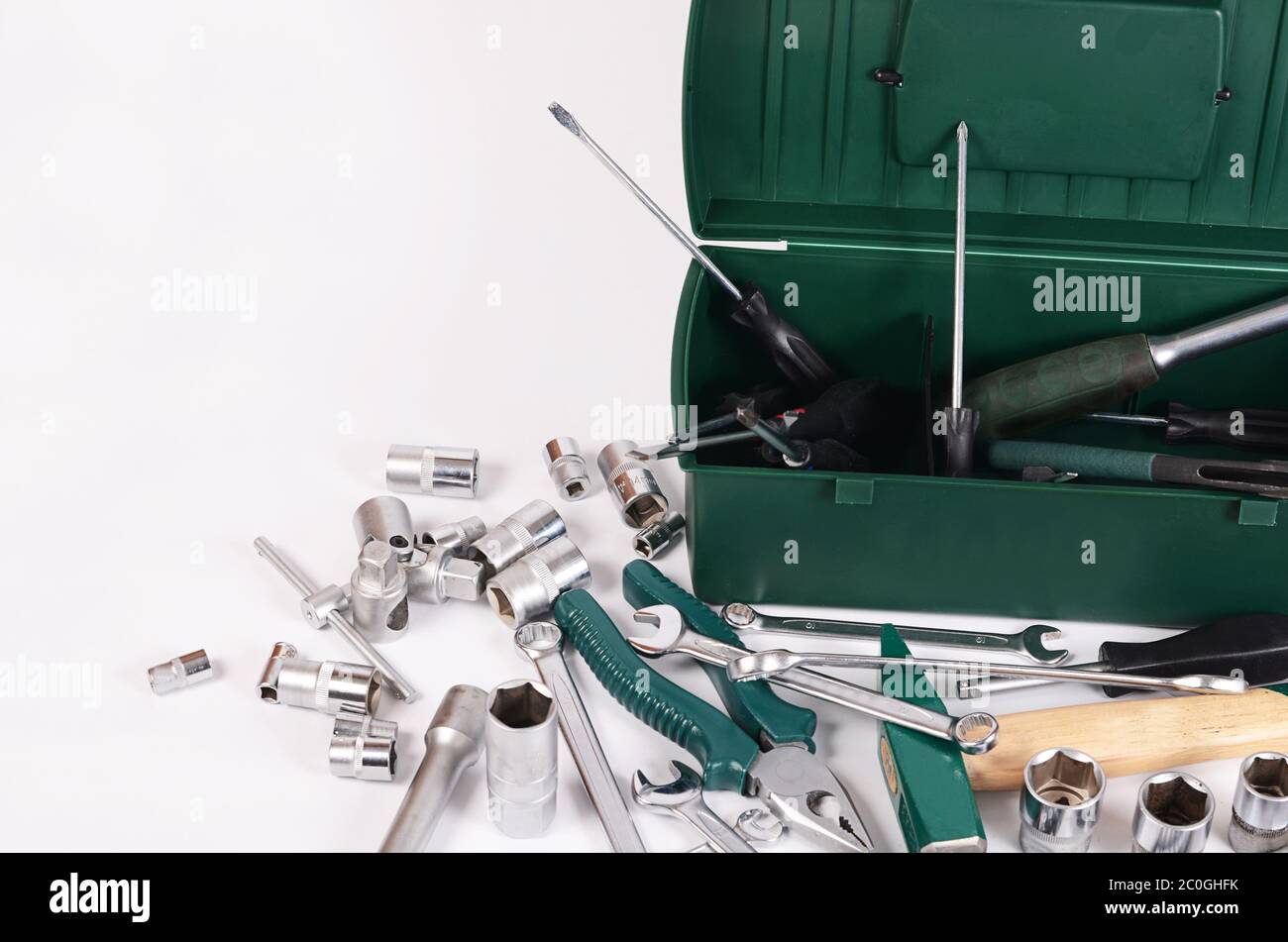 Boîte avec des outils de construction isolé Banque D'Images