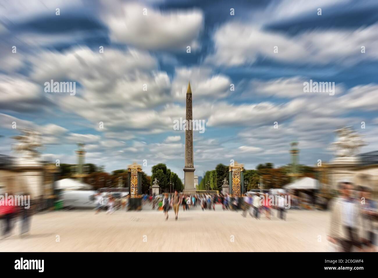 Arrière-plan abstrait. Parisiens et touristes dans le célèbre jardin des Tuileries. Filtre de flou appliqué Banque D'Images