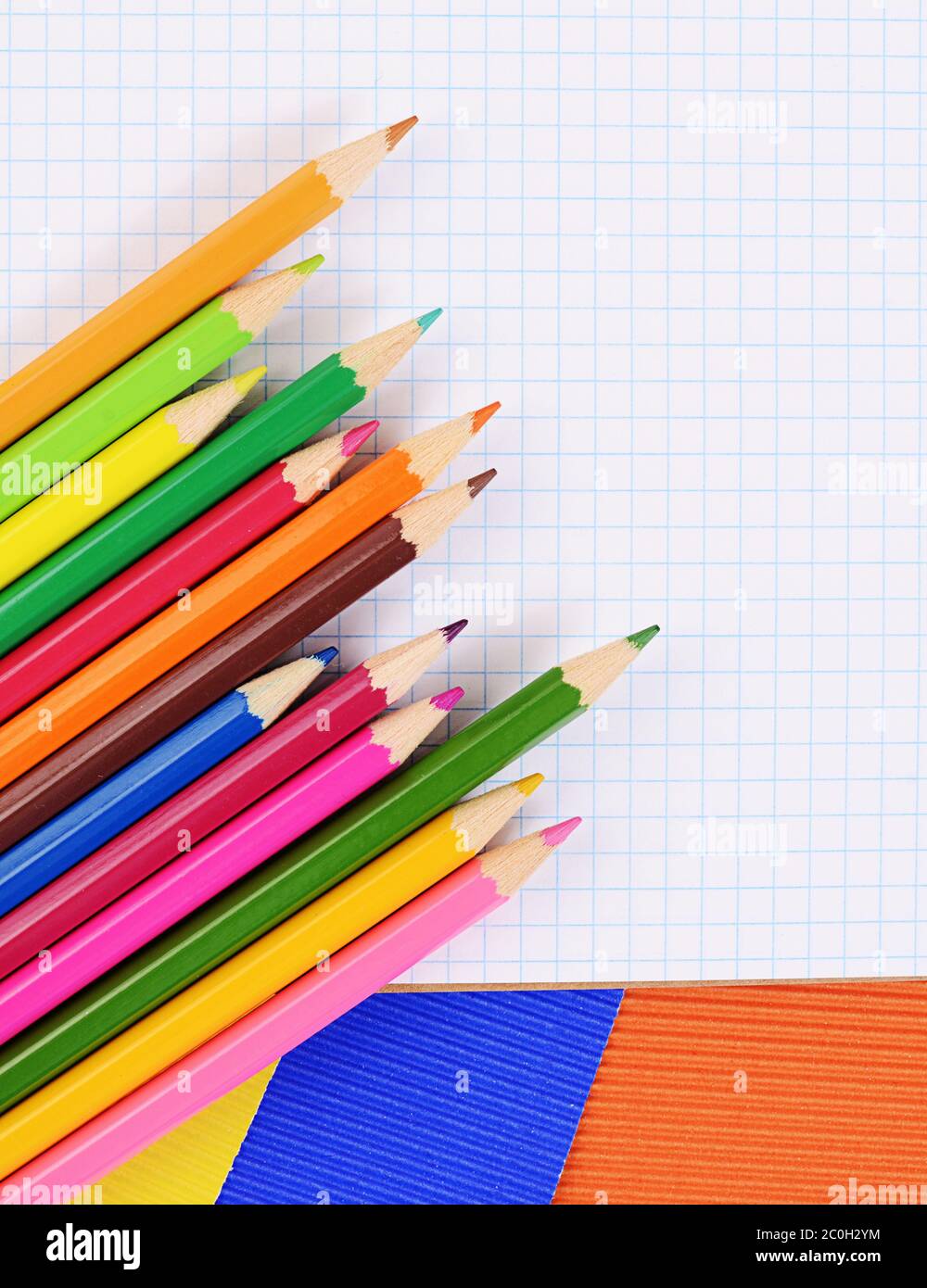Crayons de couleur sur papier avec carnet Banque D'Images