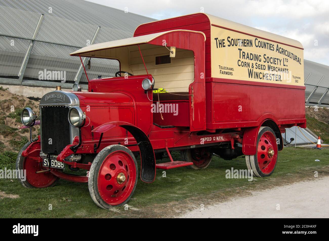 Basingstoke, Royaume-Uni - 16 octobre 2011 : un camion de type J Thornycroft d'époque datant de 1917 peint avec la décoration des comtés agricoles du Sud Banque D'Images
