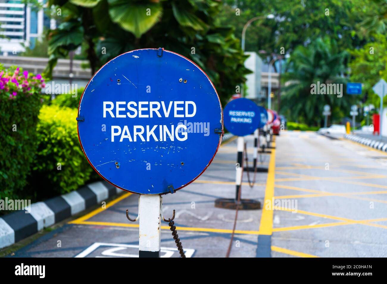 Parking bloqué par des panneaux parking réservé à proximité. Banque D'Images