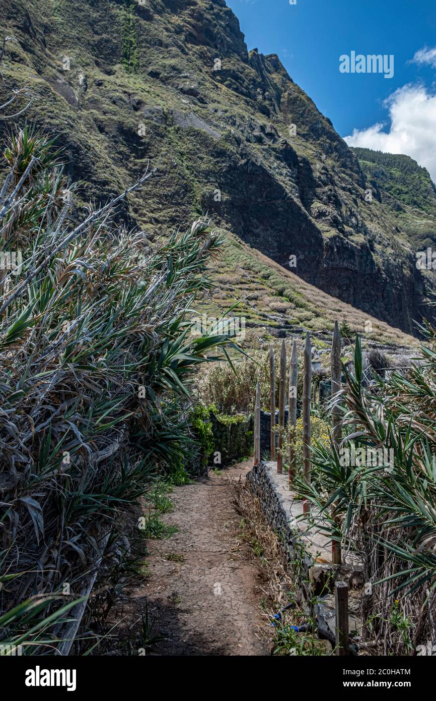 Achadas da cruz, ce petit village est isolé du reste de l'île et accessible uniquement en téléphérique ou en randonnée sur la montagne. Banque D'Images