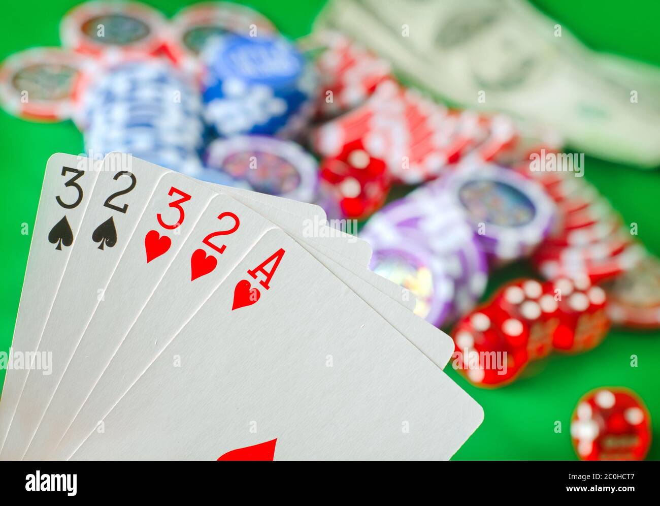 Carte pour poker dans la main, les puces et pour le poker carte Banque D'Images