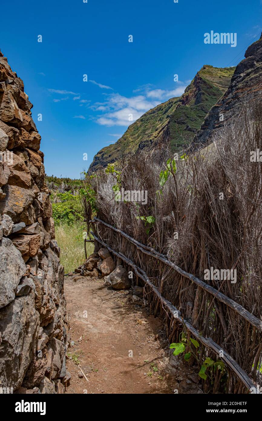 Achadas da cruz, ce petit village est isolé du reste de l'île et accessible uniquement en téléphérique ou en randonnée sur la montagne. Banque D'Images