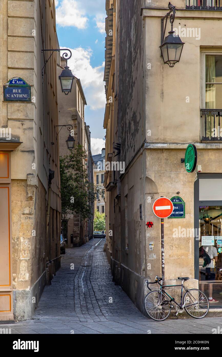 Rue saint antoine Banque de photographies et d'images à haute résolution -  Alamy