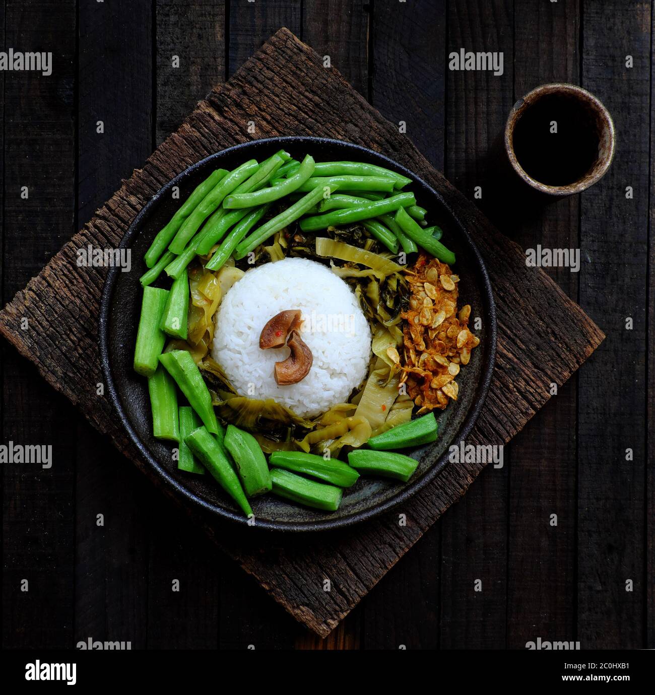 repas végétalien pour le déjeuner, plat noir de plat de riz végétarien, okra bouilli, haricots longs et légumes aigre, repas simple sans viande régime bon pour la santé Banque D'Images