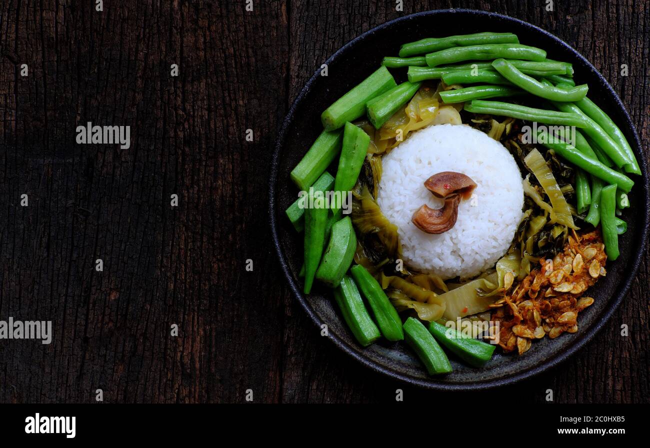 repas végétalien pour le déjeuner, plat noir de plat de riz végétarien, okra bouilli, haricots longs et légumes aigre, repas simple sans viande régime bon pour la santé Banque D'Images