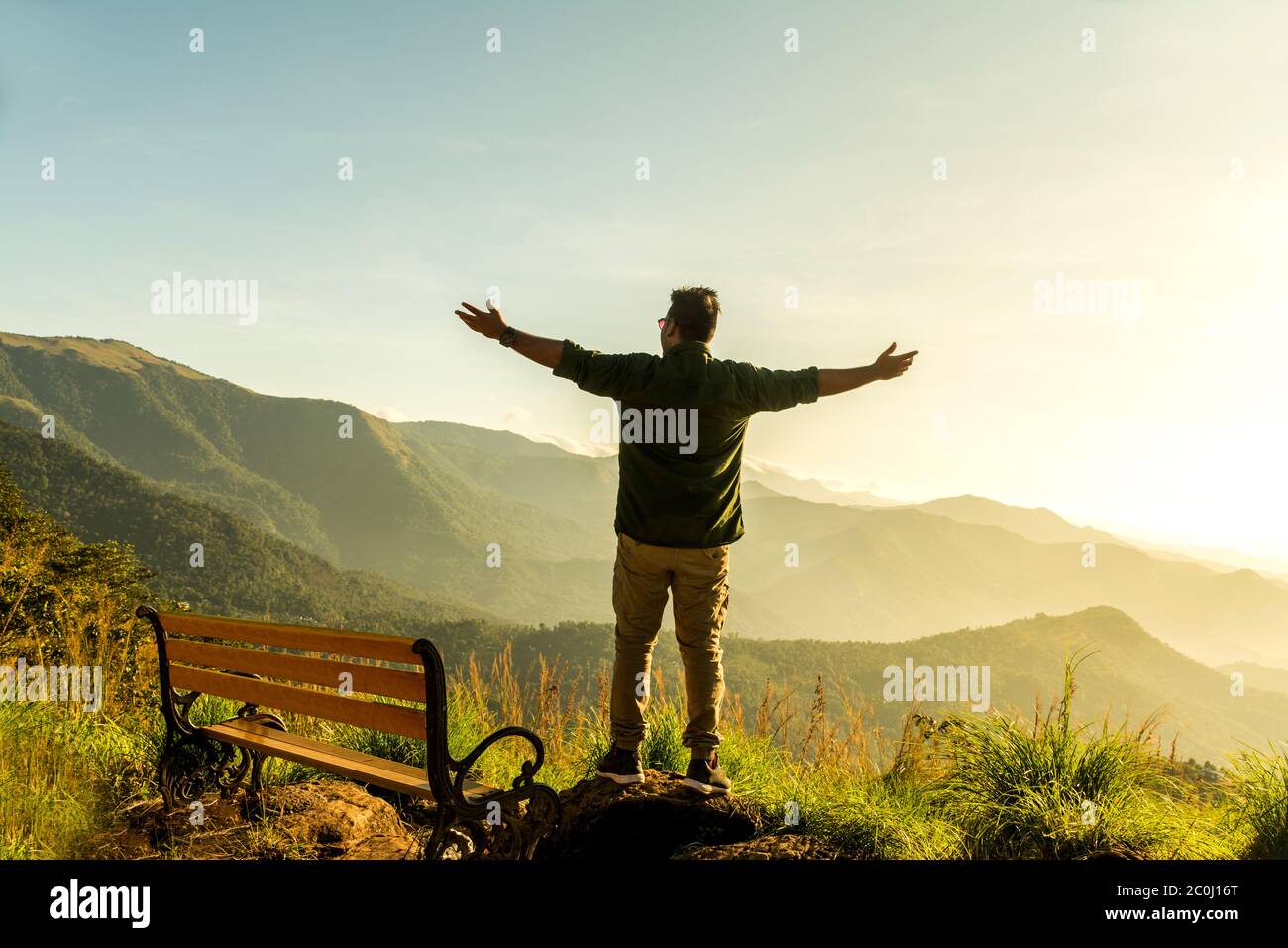 Homme heureux profitant de la beauté de la nature prise de Palakkayam Thattu Kannur Kerala, Voyage et le tourisme concept image, lieu à visiter à Kerala Banque D'Images