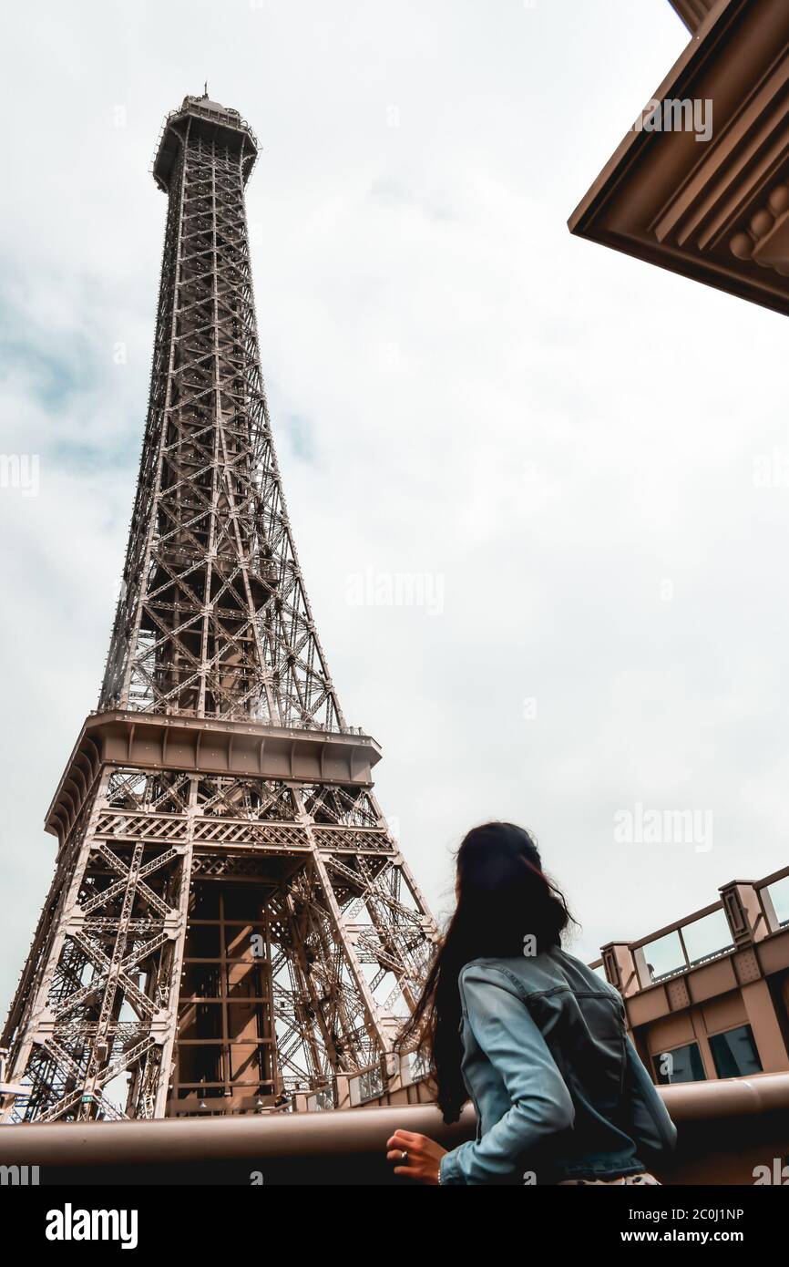 Une jeune fille touristique qui cherche à la copie de la Tour Eiffel au Casino parisien de Macao Banque D'Images