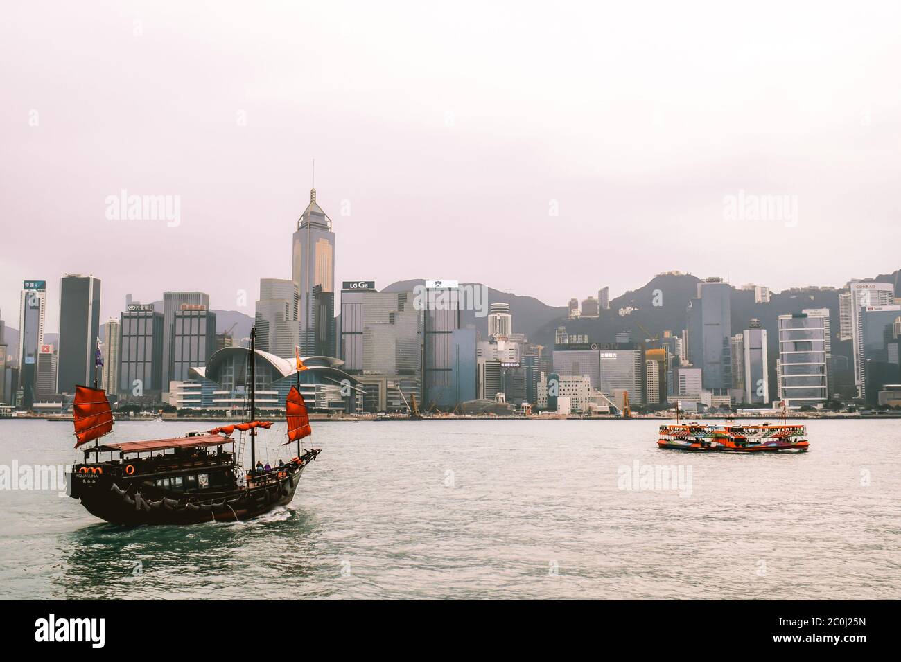 Bateau chinois traditionnel et ferry dans le port Victoria de Hong Kong Banque D'Images