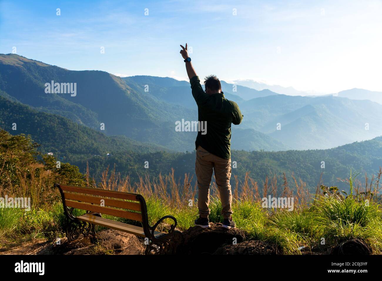 Voyageur homme explorer paysage beauté de Kerala, Voyage et Tourisme concept image meilleur endroit à visiter dans le propre pays de Dieu palakkayam Thattu, Kannur Banque D'Images