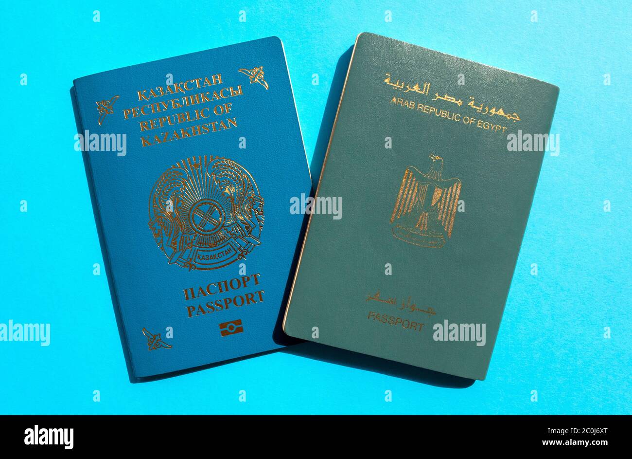 Dubaï / Émirats Arabes Unis - 10 juin 2020 : passeports du Kazakhstan et de l'Égypte sur fond bleu. Deux passeports internationaux de différents comtés Banque D'Images
