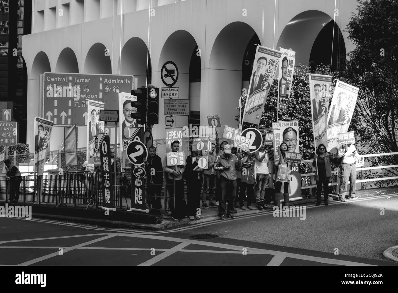 Groupe de partisans politiques qui marchent dans les rues de Hong Kong pour soutenir leur candidat avant les élections d'automne Banque D'Images
