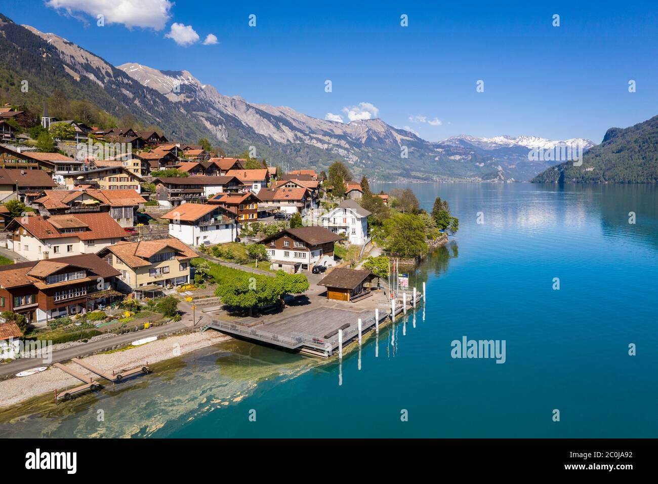 Village idyllique d'Oberried au bord du lac alpin de Brienz à Berne, Suisse par beau temps Banque D'Images