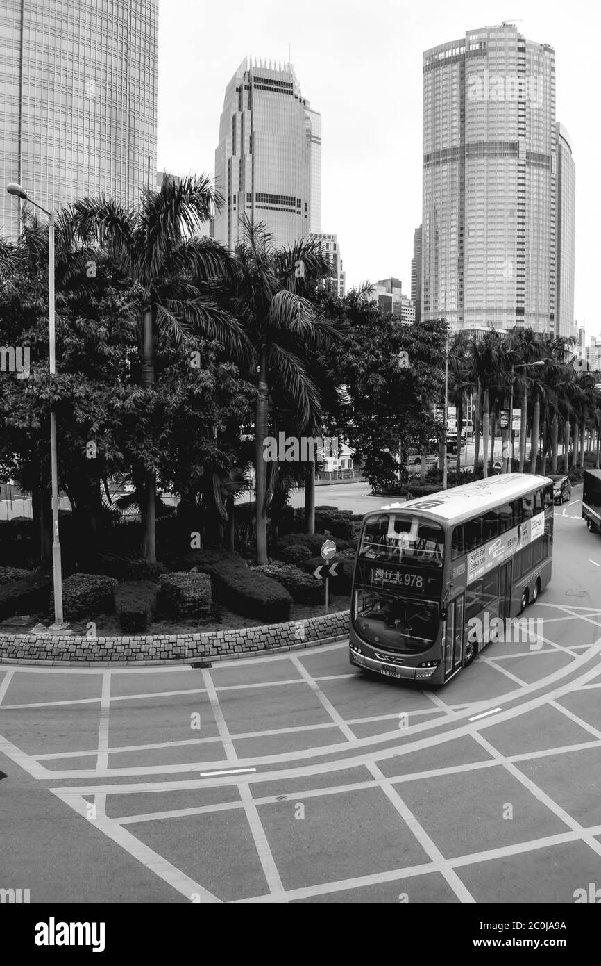 Bus à impériale rouge tournant autour des palmiers à Hong Kong en Chine Banque D'Images