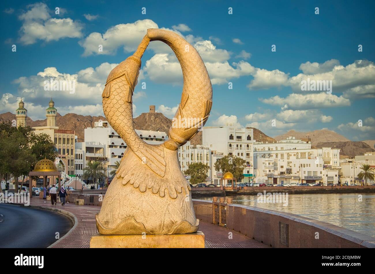 Statue de poisson à Muttrah Corniche lors d'une belle soirée. De Muscat, Oman. Banque D'Images