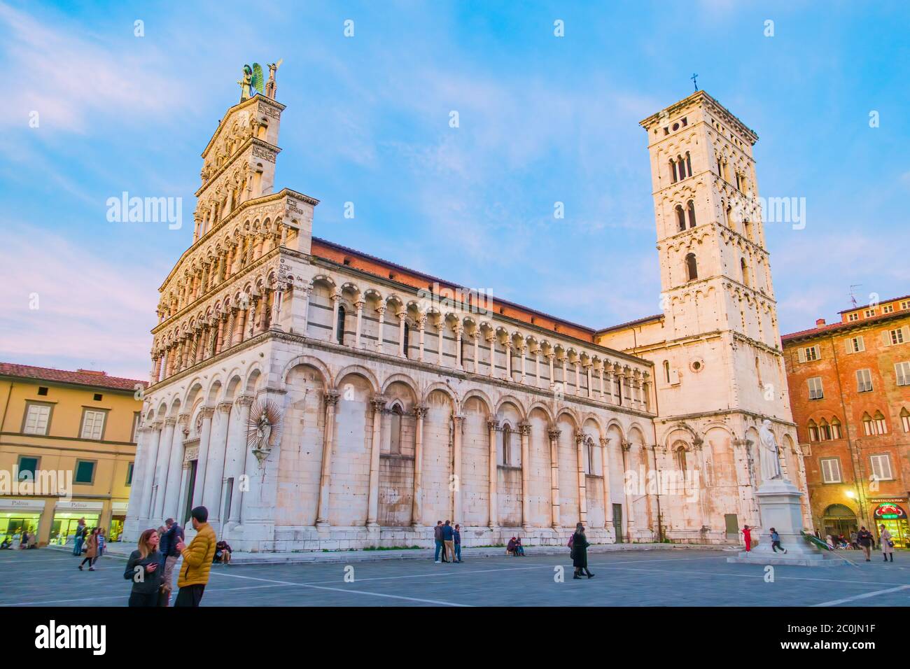 Lucques, Toscane, place de la cathédrale de San Michele à Foro au coucher du soleil Banque D'Images
