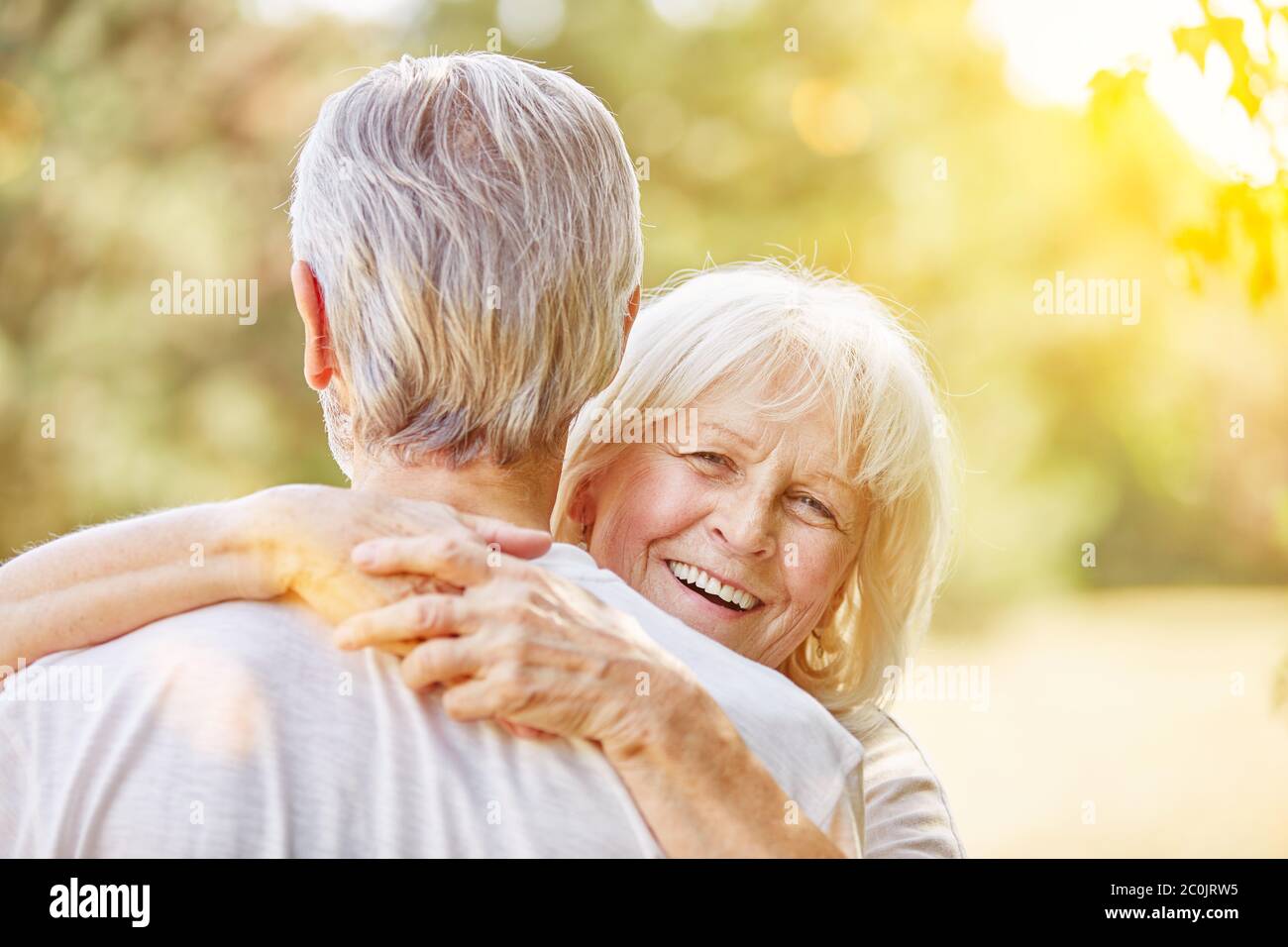 Rire de la vieille femme hople homme dans la nature en été Banque D'Images