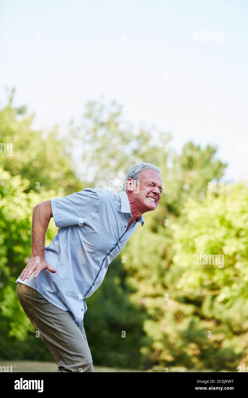 Le vieil homme dans la nature obtient un lumbago dans le dos Banque D'Images