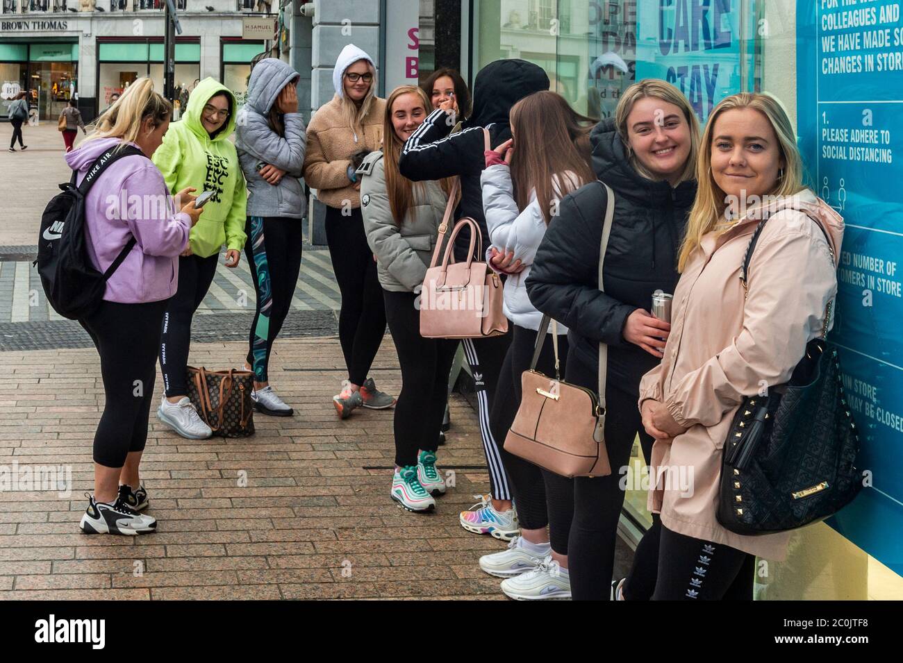 Cork, Irlande. 12 juin 2020. Les magasins de vêtements Penneys autour du pays avec accès à la rue ont rouvert ce matin. Il y avait une file d'attente de 250 personnes au magasin Patrick Street de Cork, les premières personnes de la file d'attente sont arrivées à 3h du matin. Crédit : AG News/Alay Live News Banque D'Images