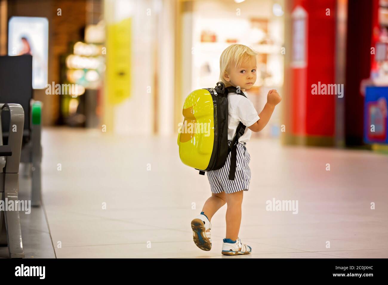 Petit garçon, portant un joli sac à dos, marchant à l'aéroport, en vacances  avec la famille, un séjour de qualité en famille ensemble Photo Stock -  Alamy