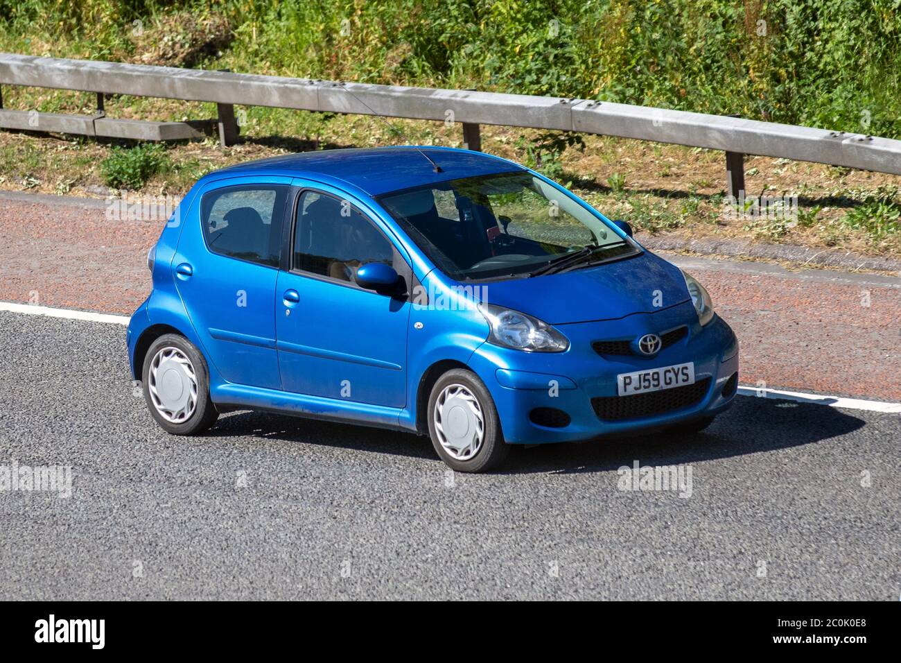 2009 bleu Toyota Aygo Blue VVT-I; véhicules mobiles de circulation automobile, voitures conduisant des véhicules sur les routes britanniques, moteurs, conduite sur l'autoroute M6 Banque D'Images