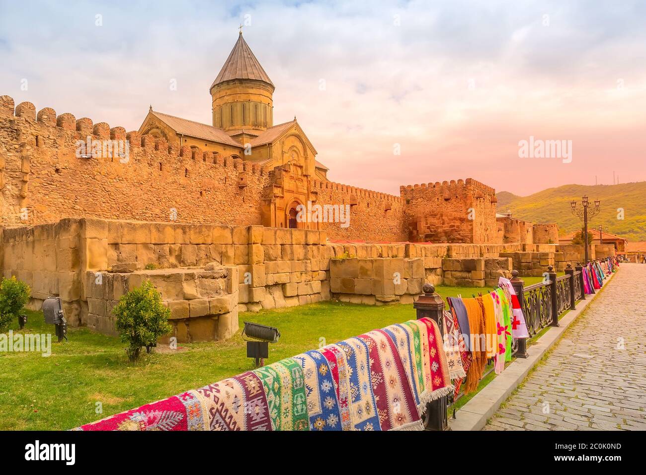 Mtskheta, Géorgie coucher de soleil vue sur la cathédrale orthodoxe géorgienne Svetitskhoveli, vente de tapis traditionnels Banque D'Images