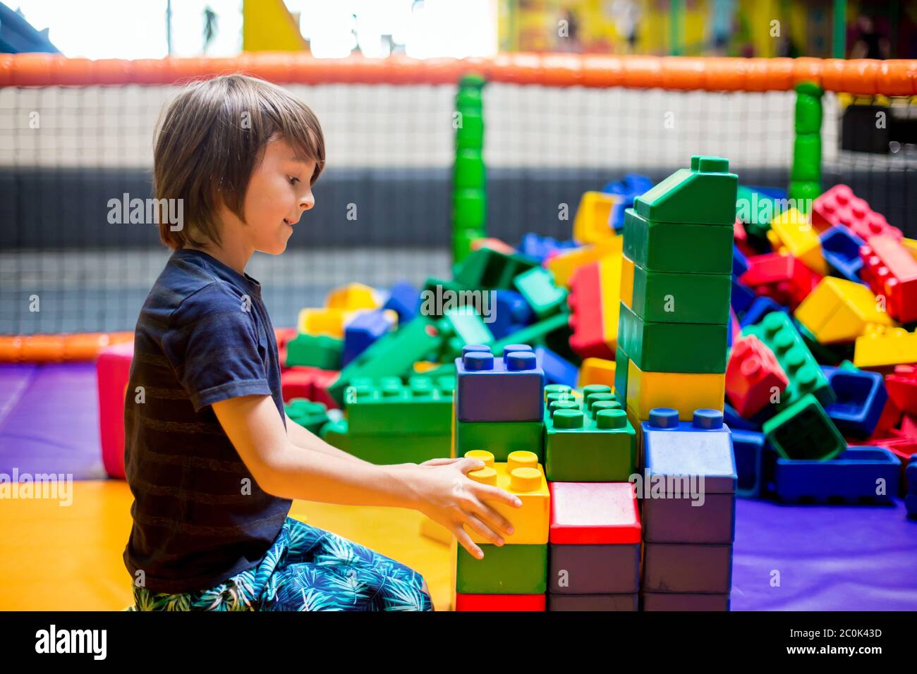 Petit enfant, garçon jouant dans une aire de jeux pour enfants à  l'intérieur, enfant jouant dans une aire de jeux pour enfants Photo Stock -  Alamy