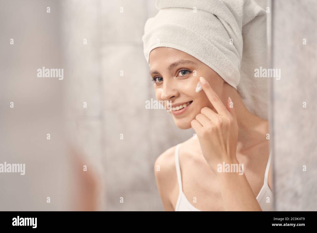 Femme hydratant sa peau avec un produit cosmétique Photo Stock - Alamy