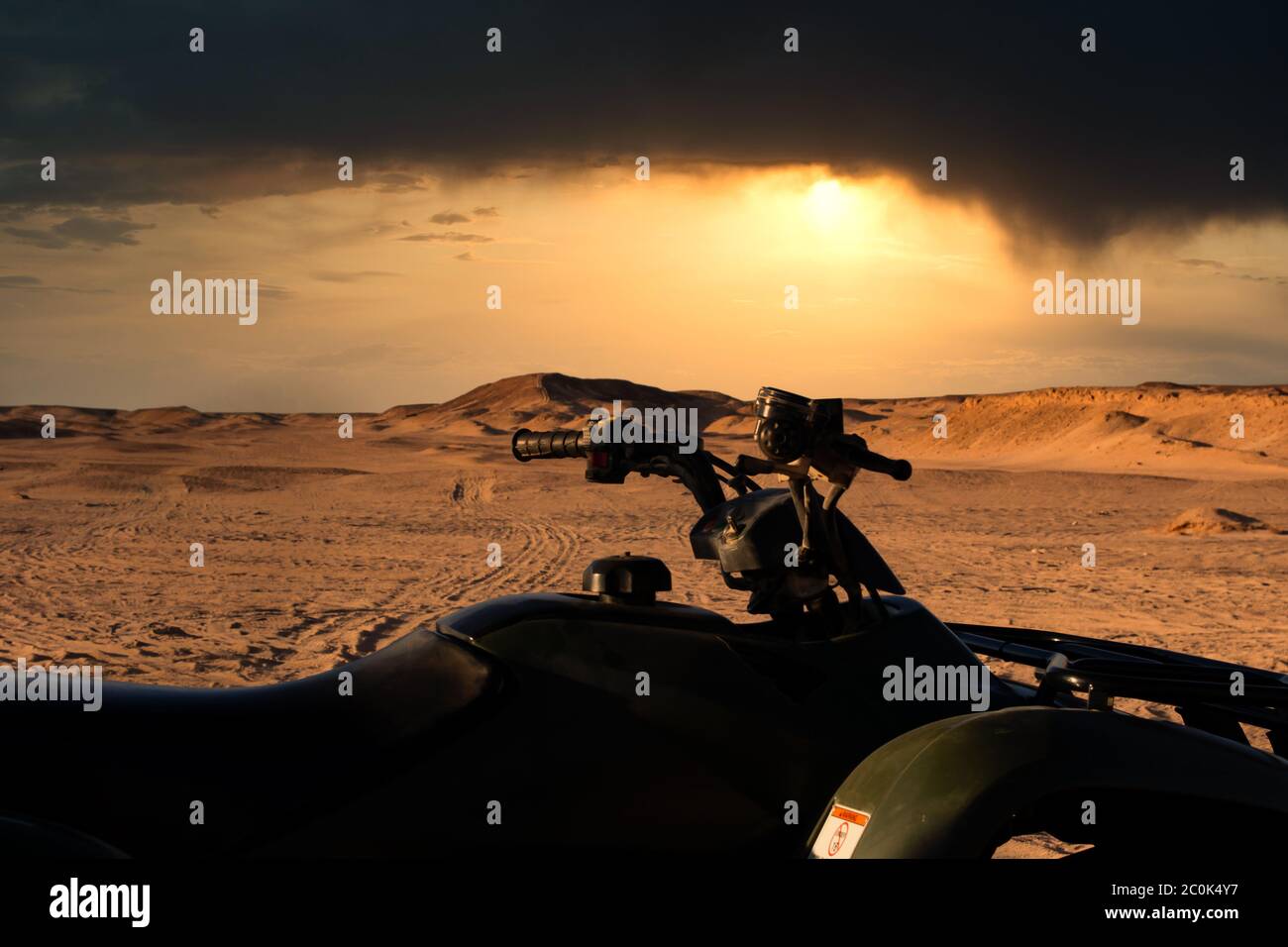 Un quad dans un safari dans le désert en Egypte avec un ciel spectaculaire Banque D'Images Un quad dans un safari dans le désert en Egypte avec un ciel spectaculaire Banque D'Images
