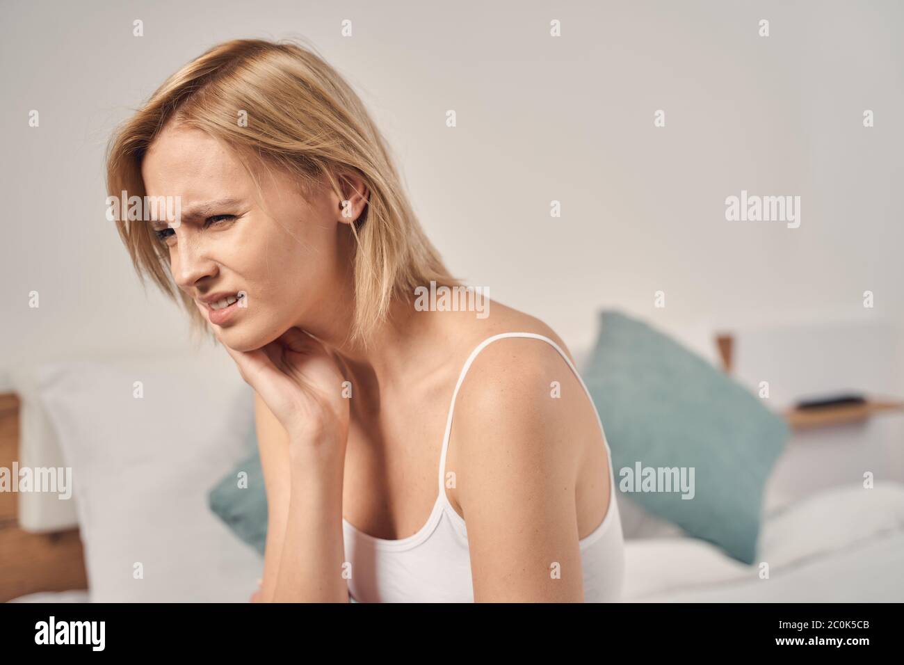 Femme bouleversée ayant une douleur dentaire intense Banque D'Images