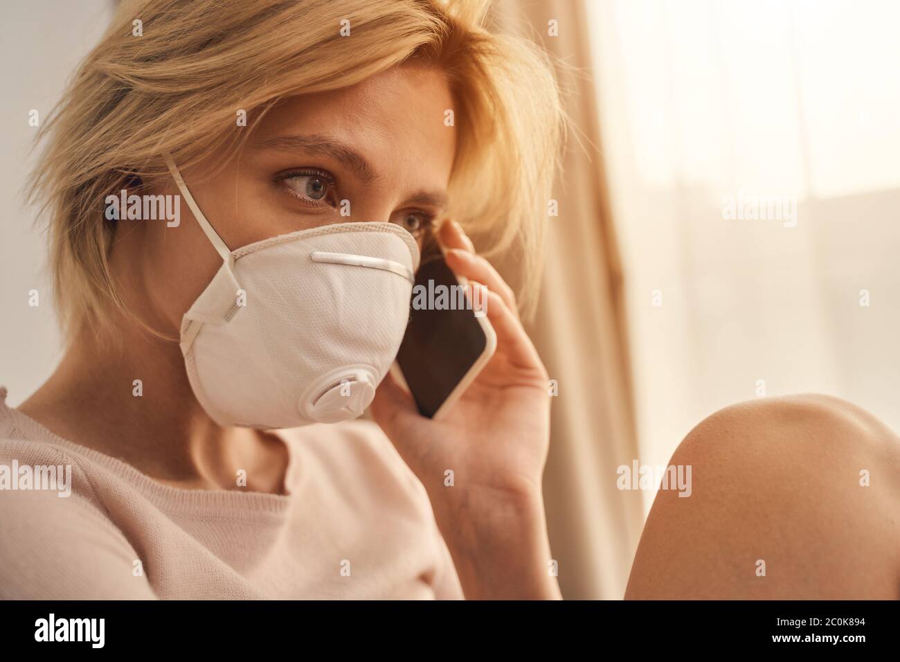 Une dame blonde tient un gadget dans sa main Banque D'Images