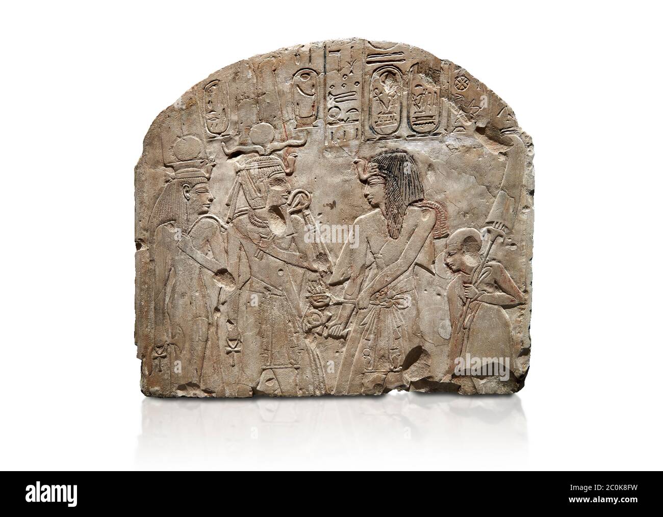 Stèle égyptienne antique représentant Sethy I adorant Amenhotep I et Nefertari, calcaire, Nouveau Royaume, 19e dynastie, (1279-1213 av. J.-C.), Deir el-Medina, EGY Banque D'Images