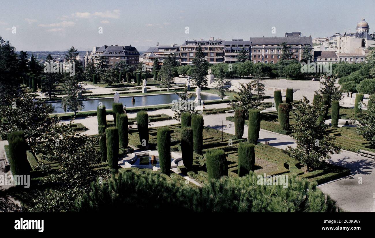 JARDINES DE SABATINI O DE LAS CABALLERIZAS REALIZADOS ENTRE 1933 Y 1934 - FOTO AÑOS 70. AUTEUR: GARCIA MERCADAL FERNANDO. EMPLACEMENT : PALACIO REAL-JARDINES. MADRID. ESPAGNE. Banque D'Images