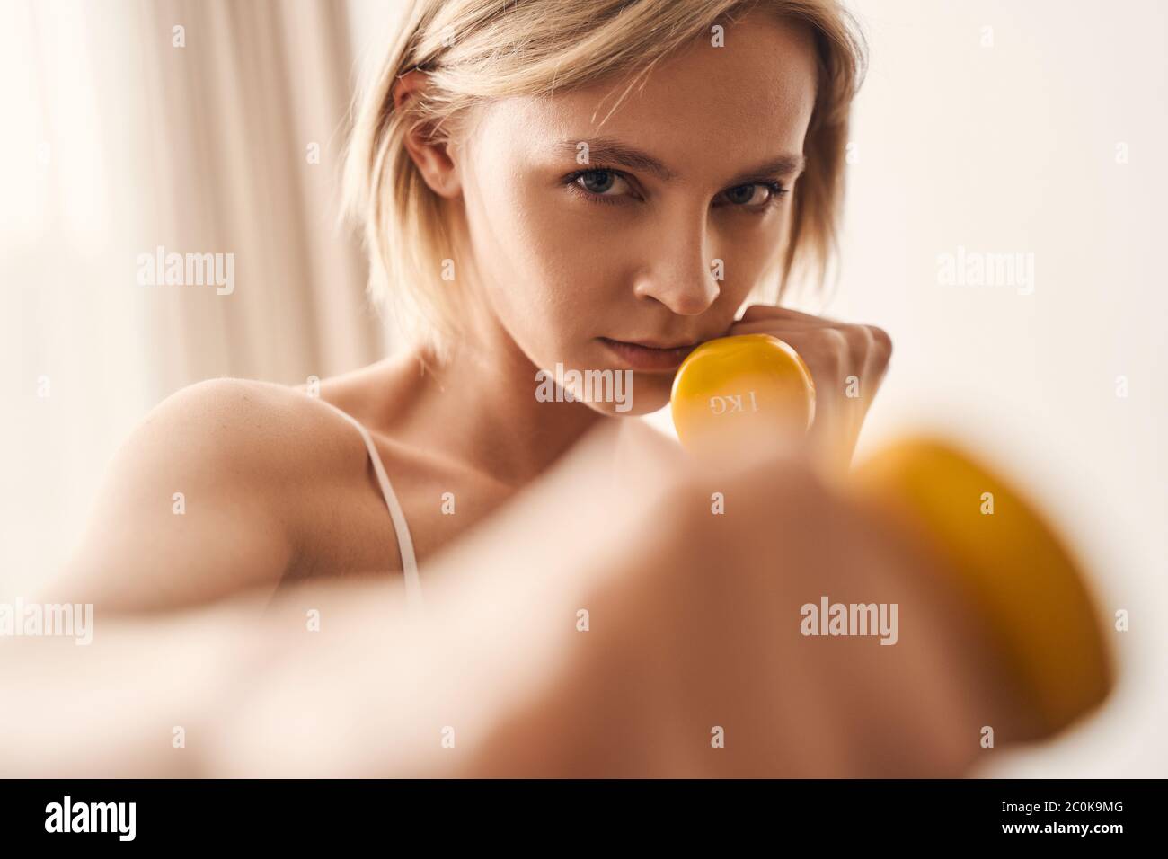 Jeune femme blonde de race blanche faisant de la formation de force Banque D'Images