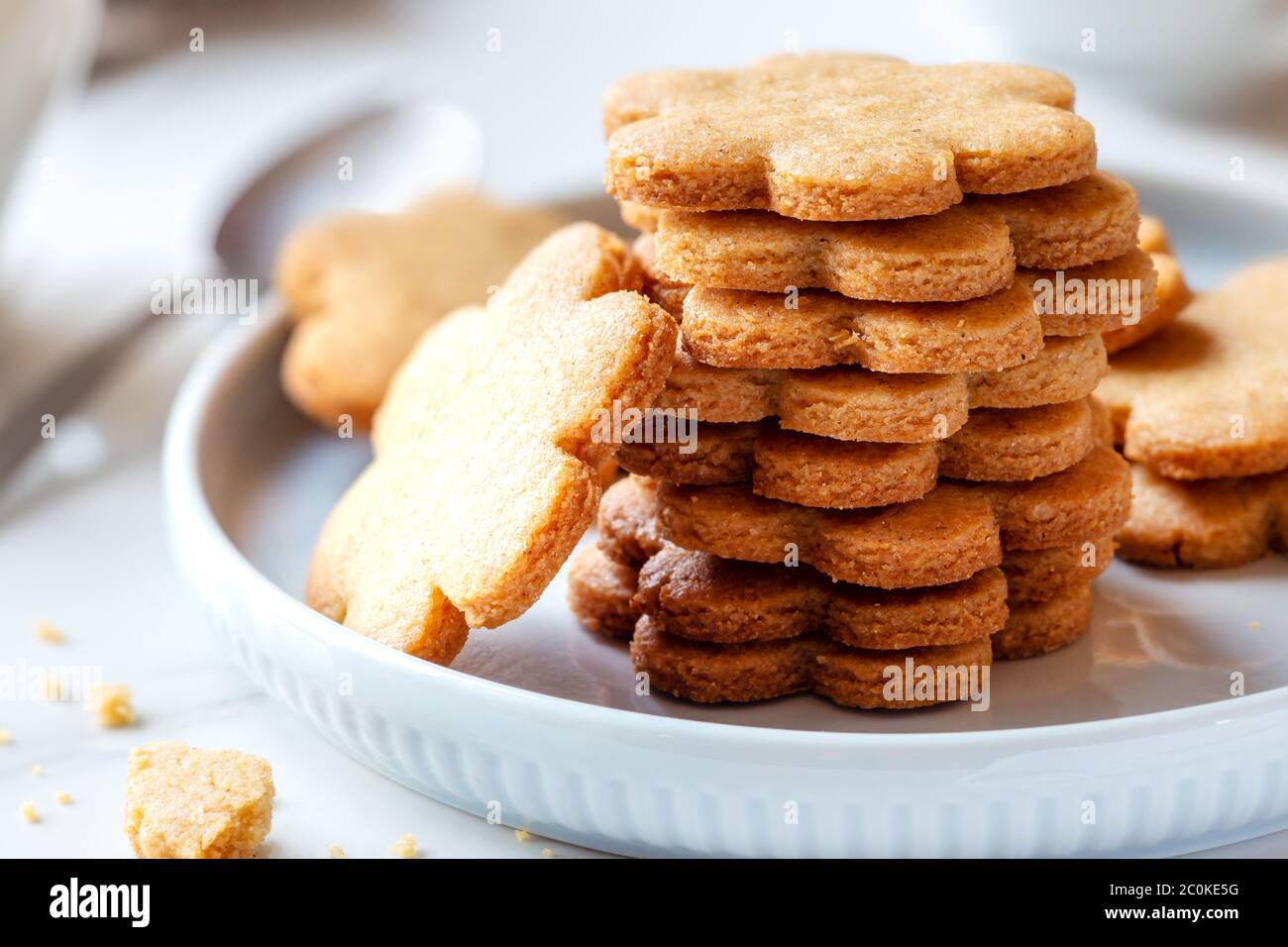 Petits Gateaux A La Cannelle Maison Fraichement Cuits Empiles Sur Une Assiette Pour Le Petit Dejeuner Comme Un Concept De Bonne Matinee Photo Stock Alamy