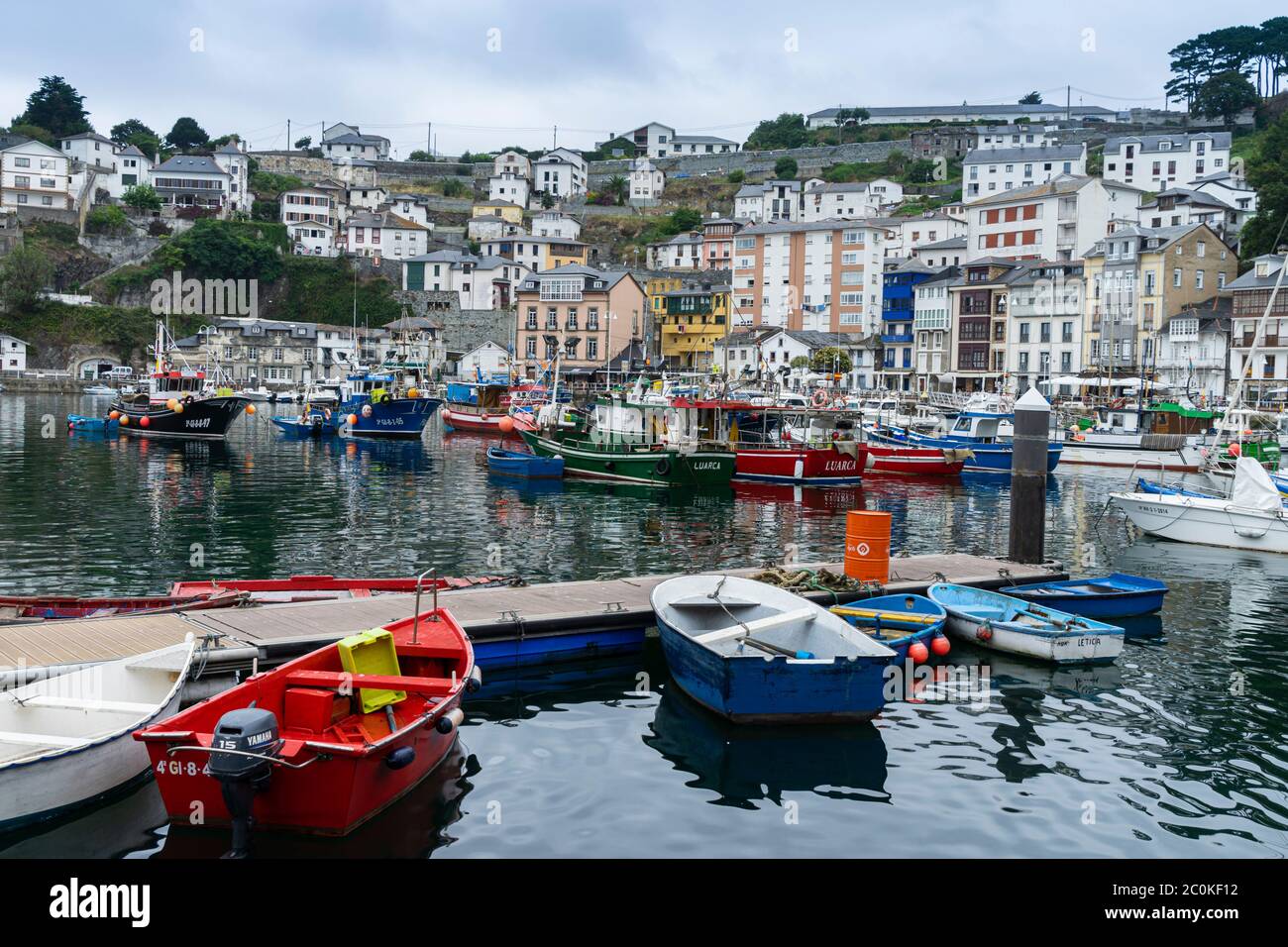 Vue du port de Luarca avec de nombreux bateaux de pêche et de loisirs. Banque D'Images