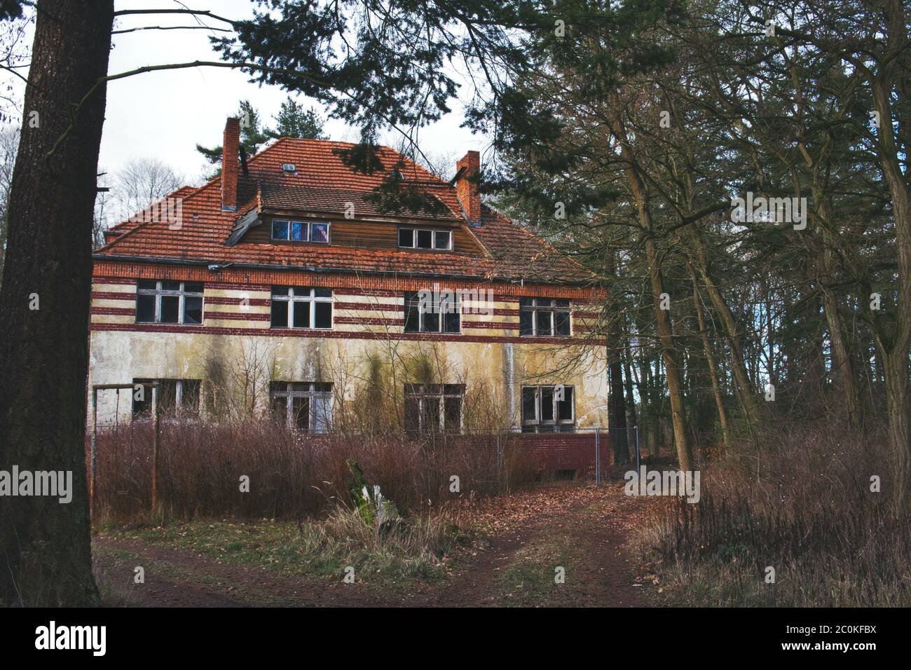 Fantomes De Manoir Hante Les Ruines De L Hopital Abandonne Par Une Sombre Journee D Hiver Photo Stock Alamy Fantomes De Manoir Hante Les Ruines De L Hopital Abandonne Par Une Sombre Journee D Hiver Photo Stock Alamy
